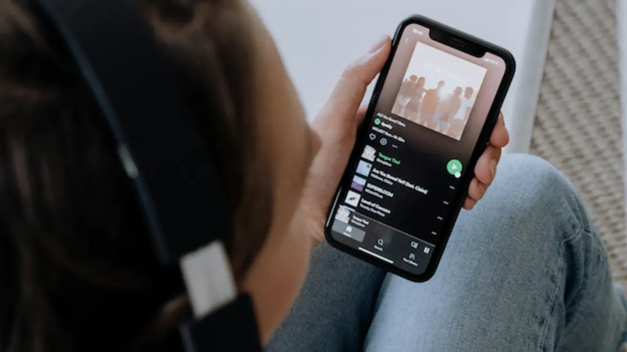 Una persona escuchando una lista de reproducci&oacute;n de Spotify. / A.E
