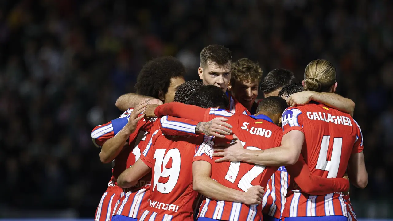 Los jugadores del Atl&eacute;tico se abrazan tras uno de los goles. / Atleti