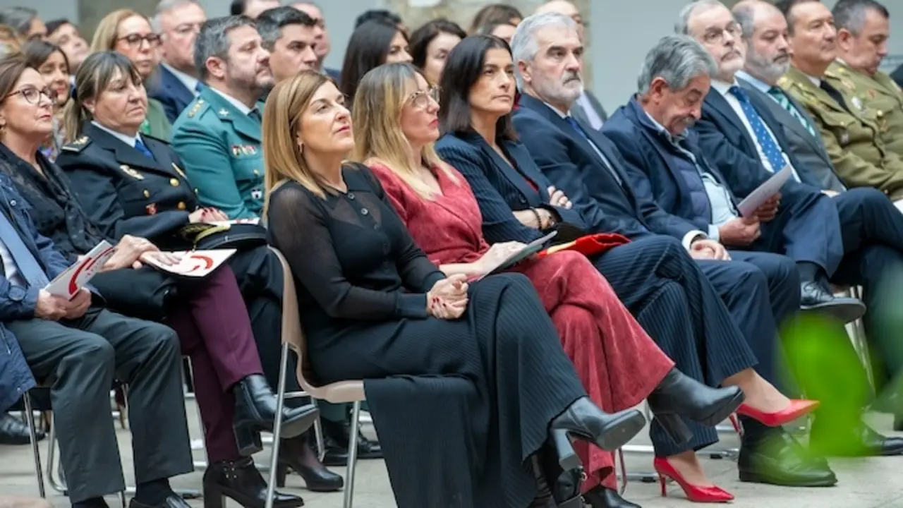 La presidenta de Cantabria, Mar&iacute;a Jos&eacute; S&aacute;enz de Buruaga, asiste al acto de conmemoraci&oacute;n del 46 aniversario de la Constituci&oacute;n Espa&ntilde;ola. / ALERTA
