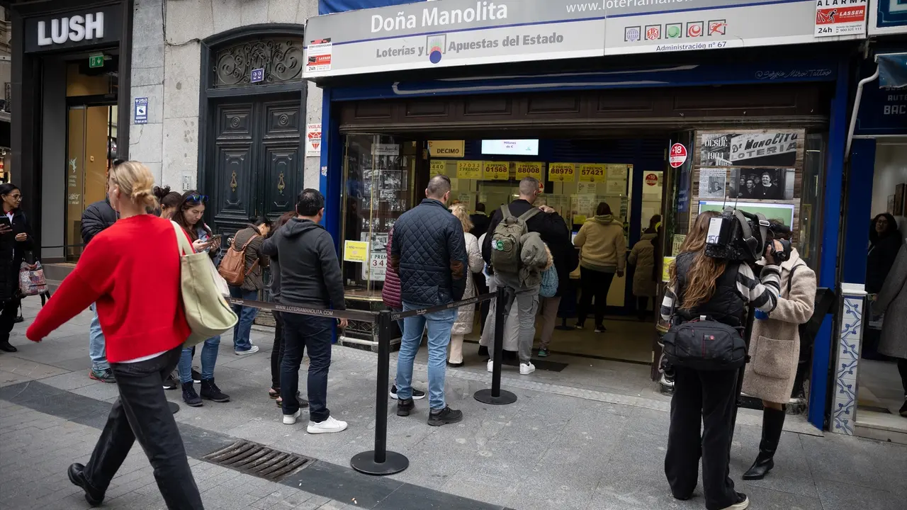 Varias personas hacen cola en la administraci&oacute;n de Loter&iacute;a de Do&ntilde;a Manolita. EP /