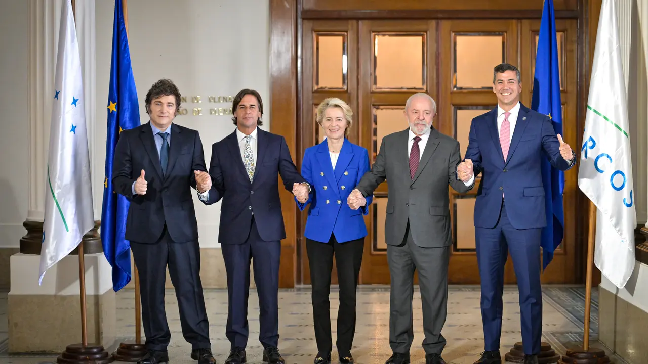 Las diferentes autoridades celebran el pacto. / Santiago Mazzarovich