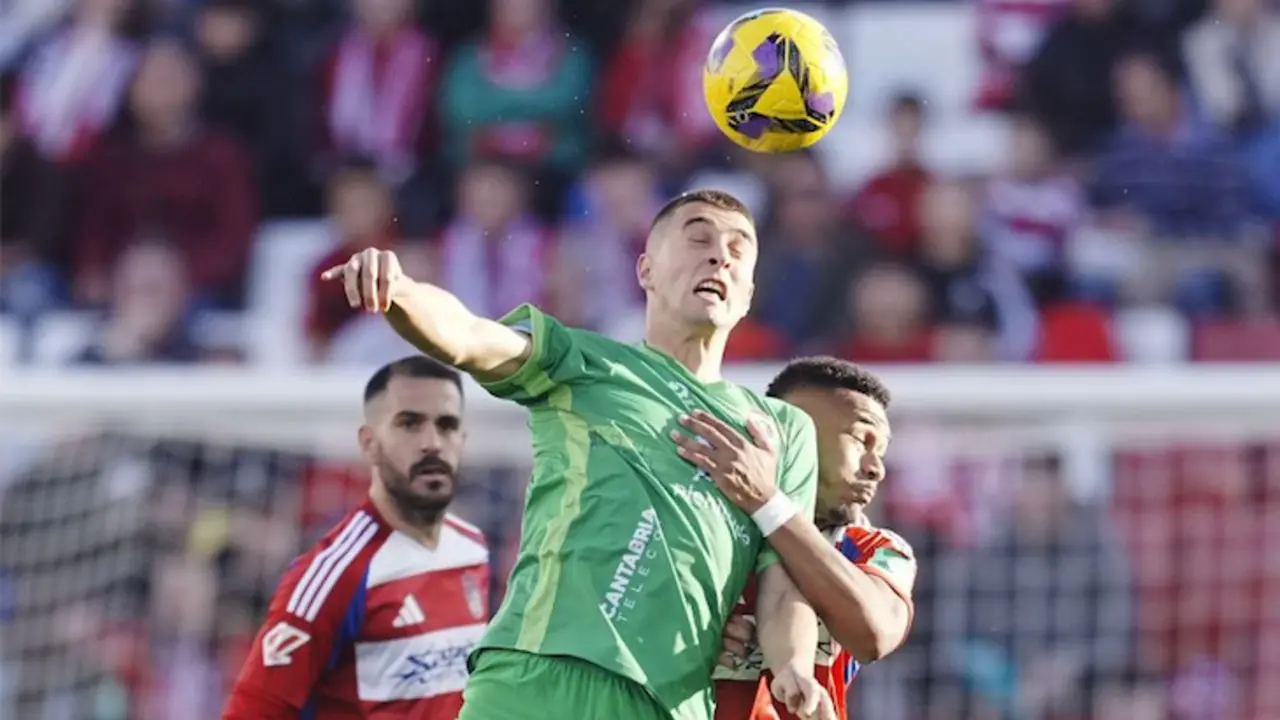 Karrikaburu lucha por un bal&oacute;n a&eacute;reo. / L.H.