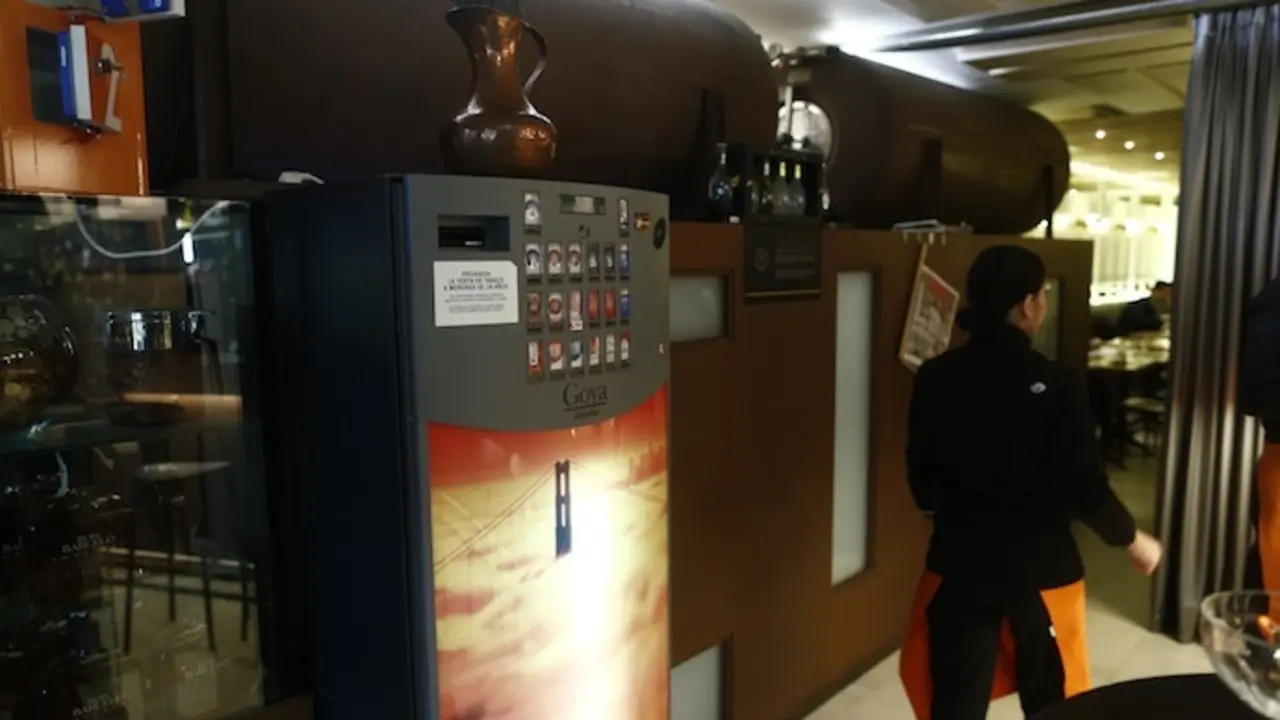 Una m&aacute;quina de tabaco en un bar. / EP