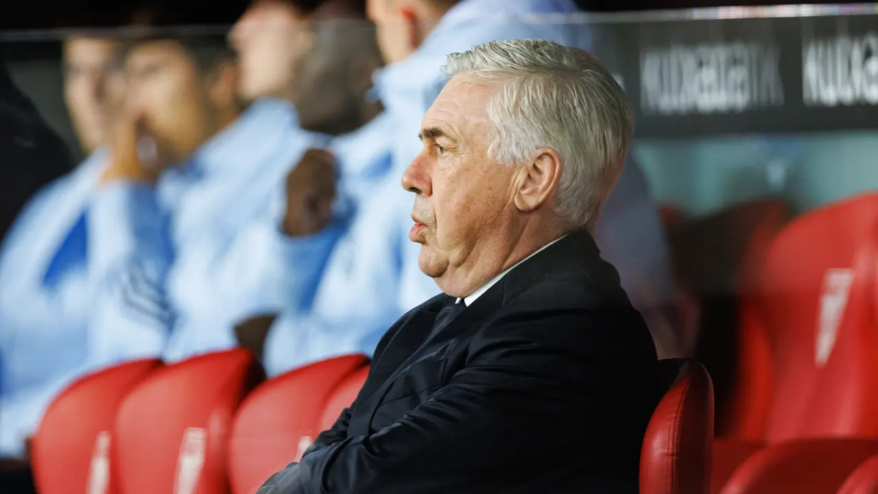 Ancelotti en el banquillo durante el partido ante el Athletic. / Maciej Rogowski