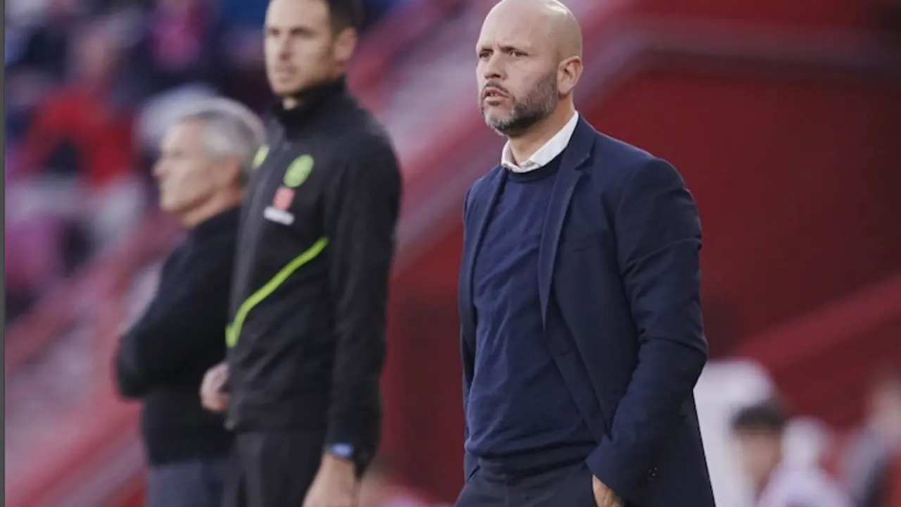 Jos&eacute; Alberto, entrenador del Racing, durante el encuentro en Los C&aacute;rmenes. / L.H.