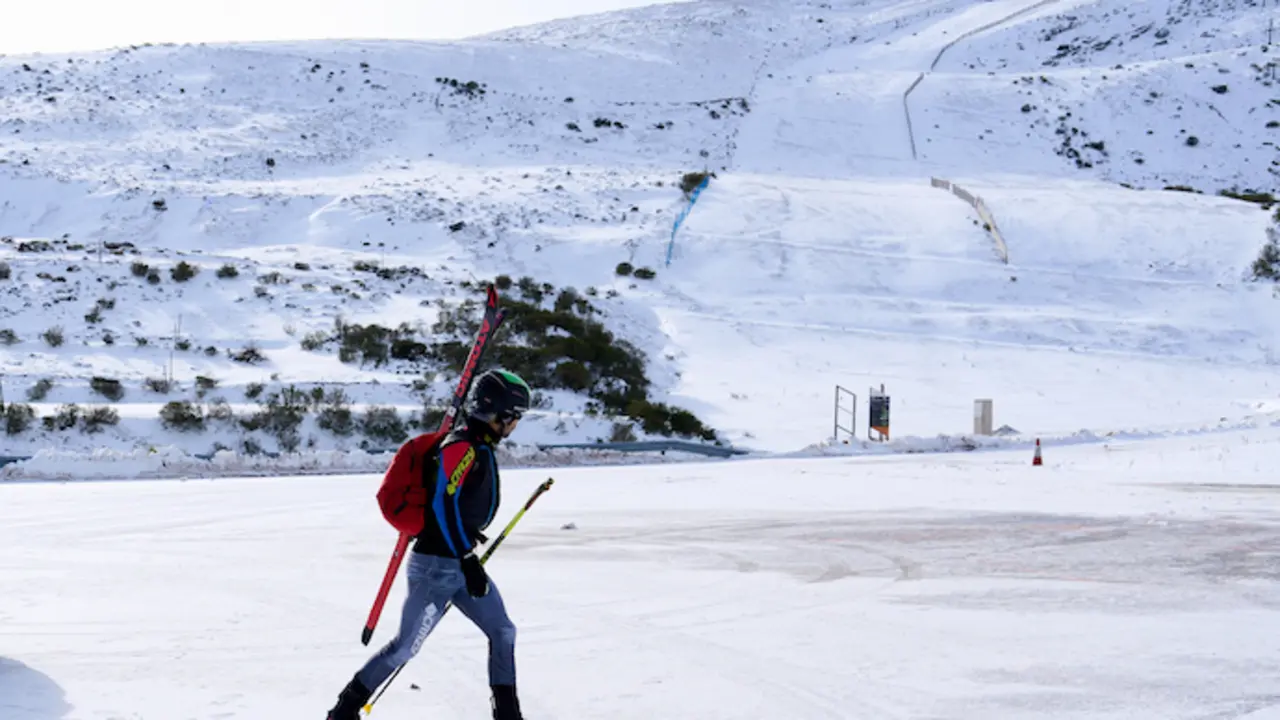 Una persona camina por la estaci&oacute;n de esqu&iacute; y monta&ntilde;a de Alto Campoo. / EP