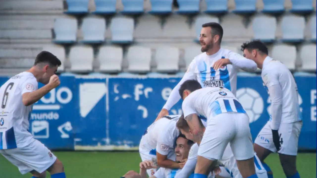 Los jugadores de la Gimn&aacute;stica celebran el gol de Chus. / RSGT