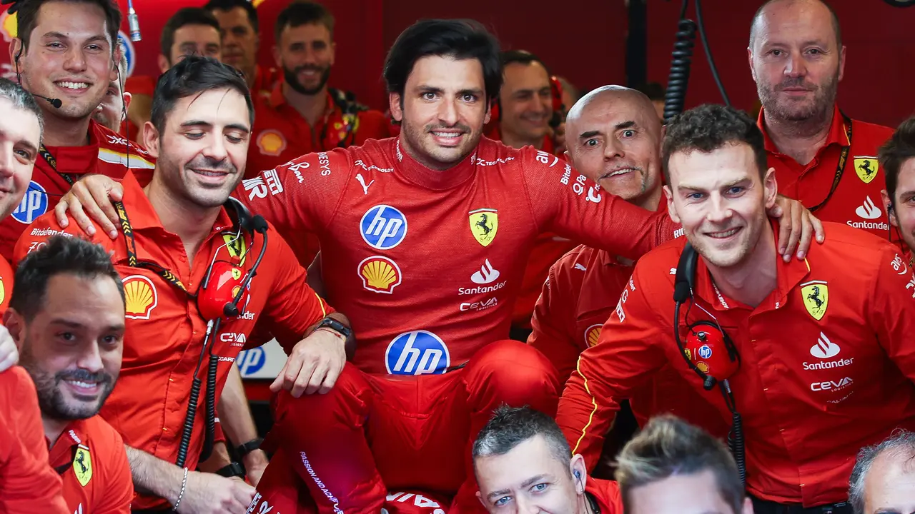 Carlos Sainz con los mec&aacute;nicos de Ferrari. / EP