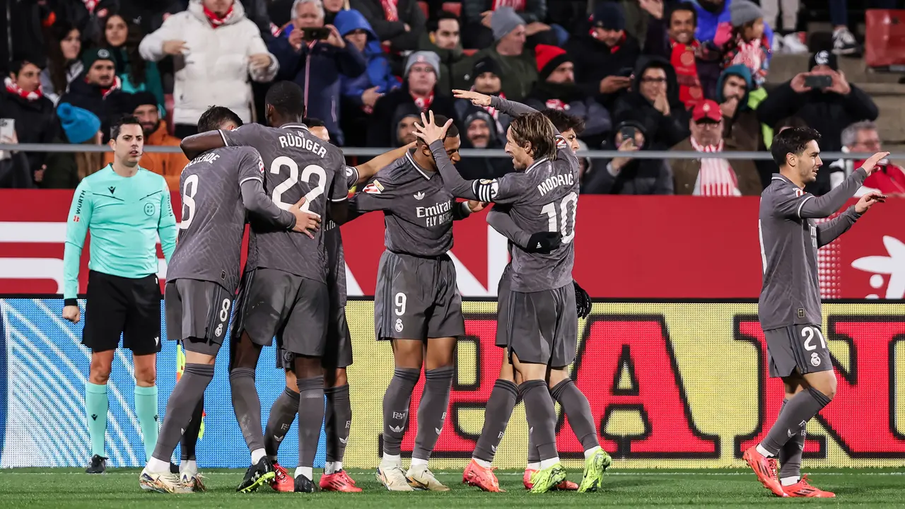 Los jugadores del Real Madrid celebran el gol de Mbapp&eacute; ante el Girona. / EP