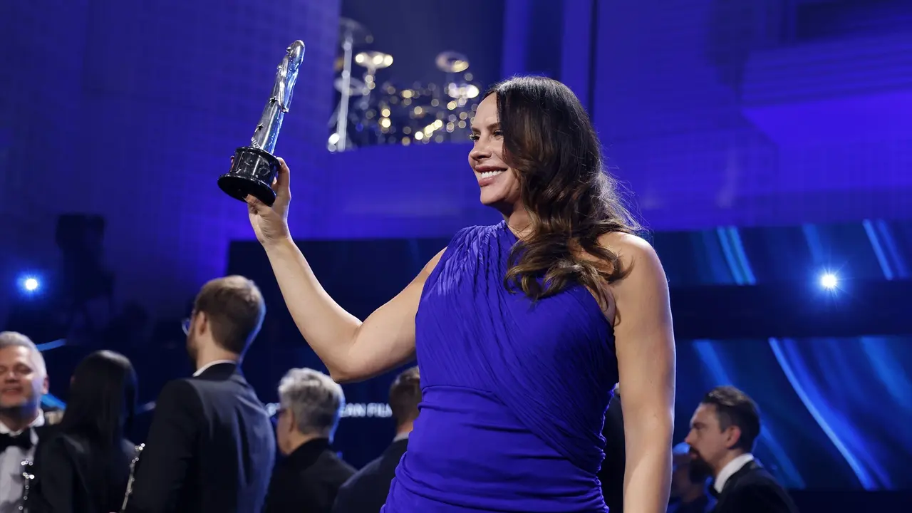 La actriz Karla Sof&iacute;a Gascon recibiendo su premio. Sebastian Gabsch