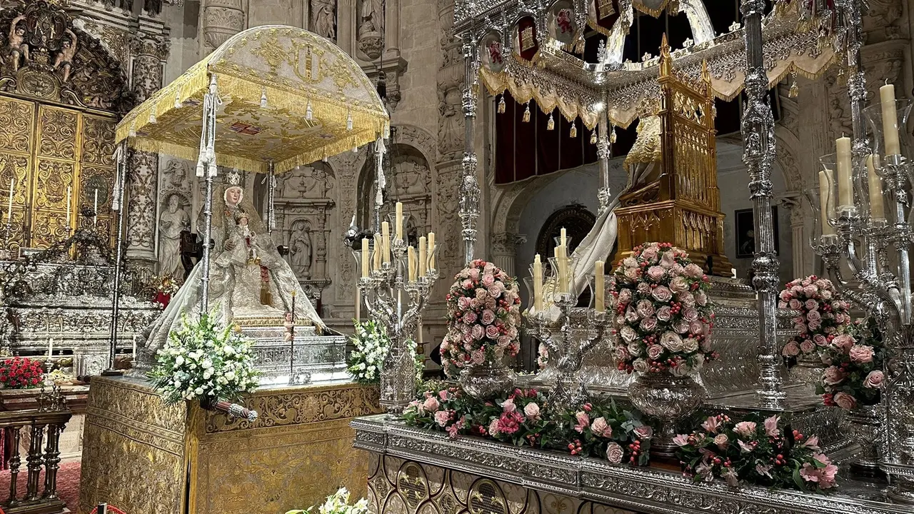 Los pasos de la Virgen de los Reyes y la de Valme, frente a frente en la Capilla Real de la Catedral. EP