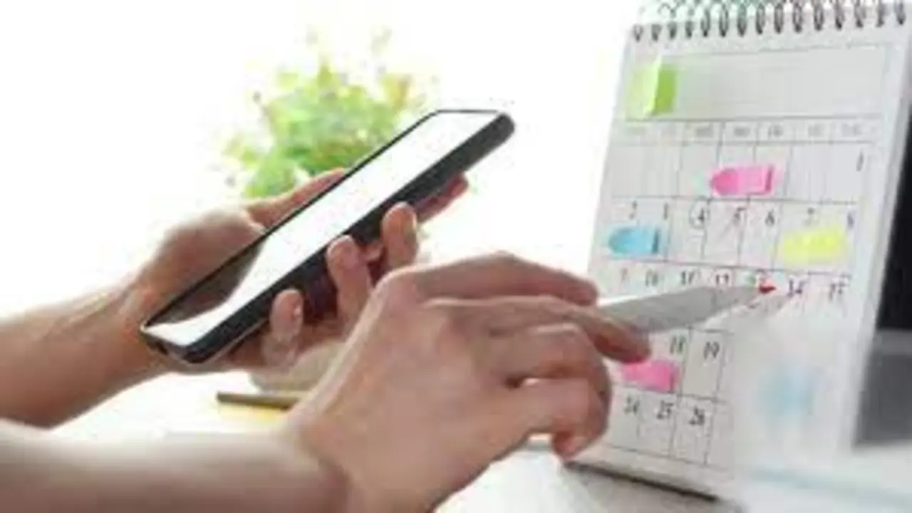 Una persona mirando un calendario. / Red social X