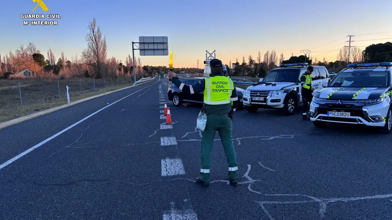 Control de tr&aacute;fico de la Guardia Civil. / EP