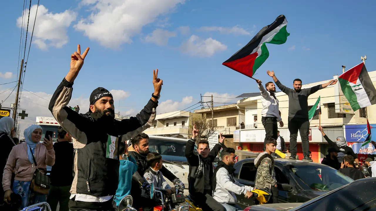 Los sirios celebran la ca&iacute;da del r&eacute;gimen. / Marwan Naamani