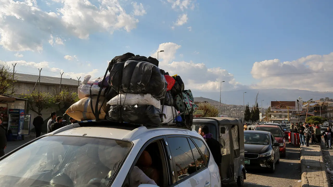 Una fila de coches con sirios refugiados. / Marwan Naamani
