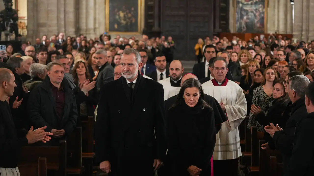 Los Reyes Felipe VI y Letizia durante la misa funeral por los fallecidos en las inundaciones provocadas por la DANA. / Jorge Gil