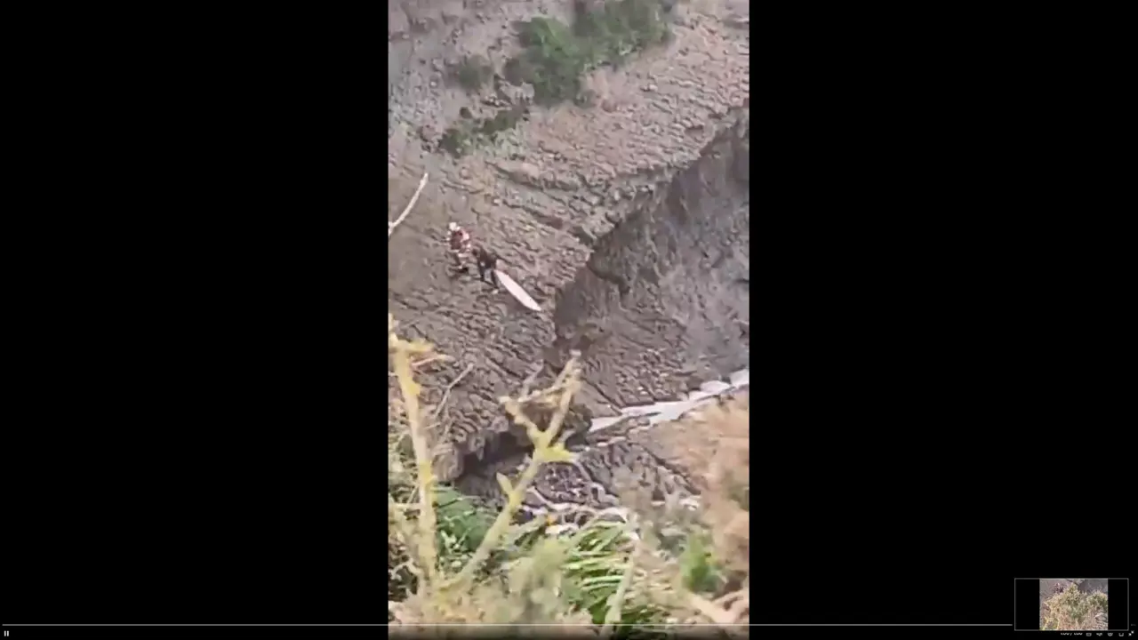 Un surfista rescatado en Suances durante el temporal podr&iacute;a pagar una tasa por imprudencia. / 112