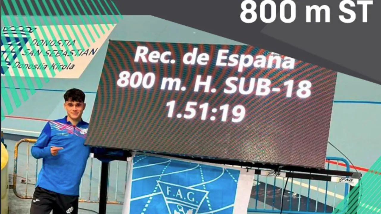 Aaron Ceballos posa junto al cron&oacute;metro que certifica su r&eacute;cord de Espa&ntilde;a Sub18 en 800 metros Short Track, con un impresionante 1:51.19.