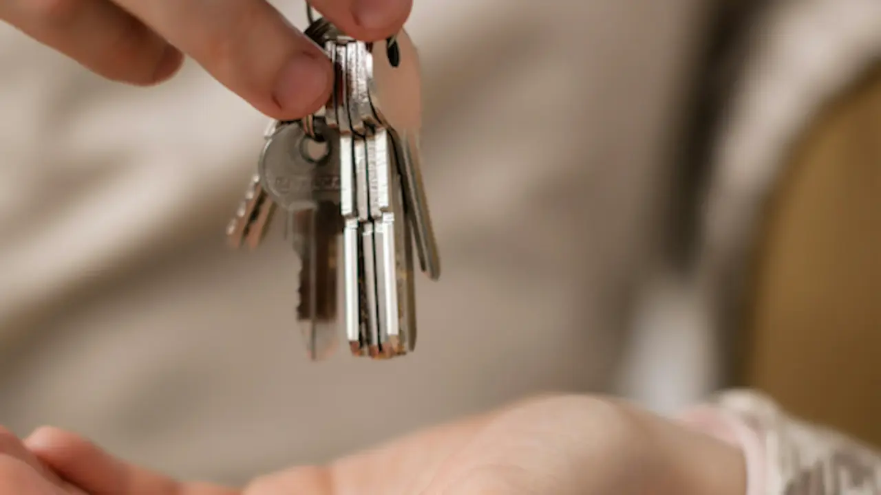 El propietario entregando las llaves de una vivienda en alquiler. / A.E