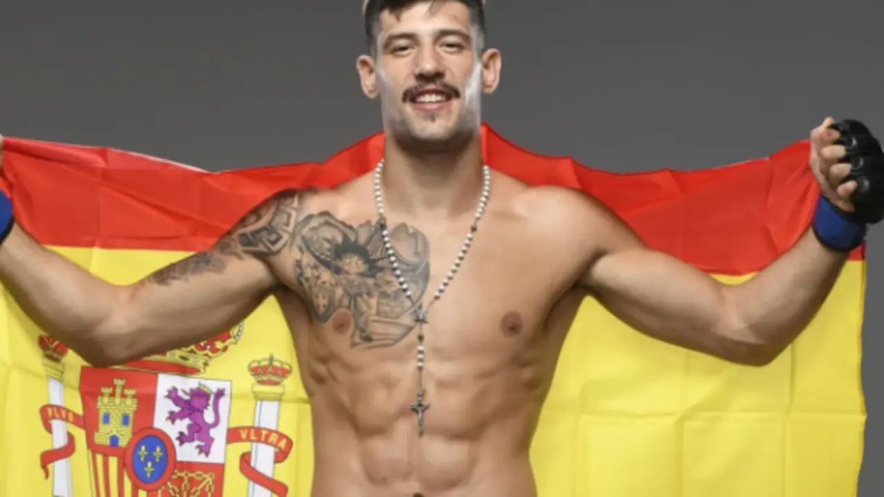 El gijon&eacute;s posa con la bandera de Espa&ntilde;a. / UFC