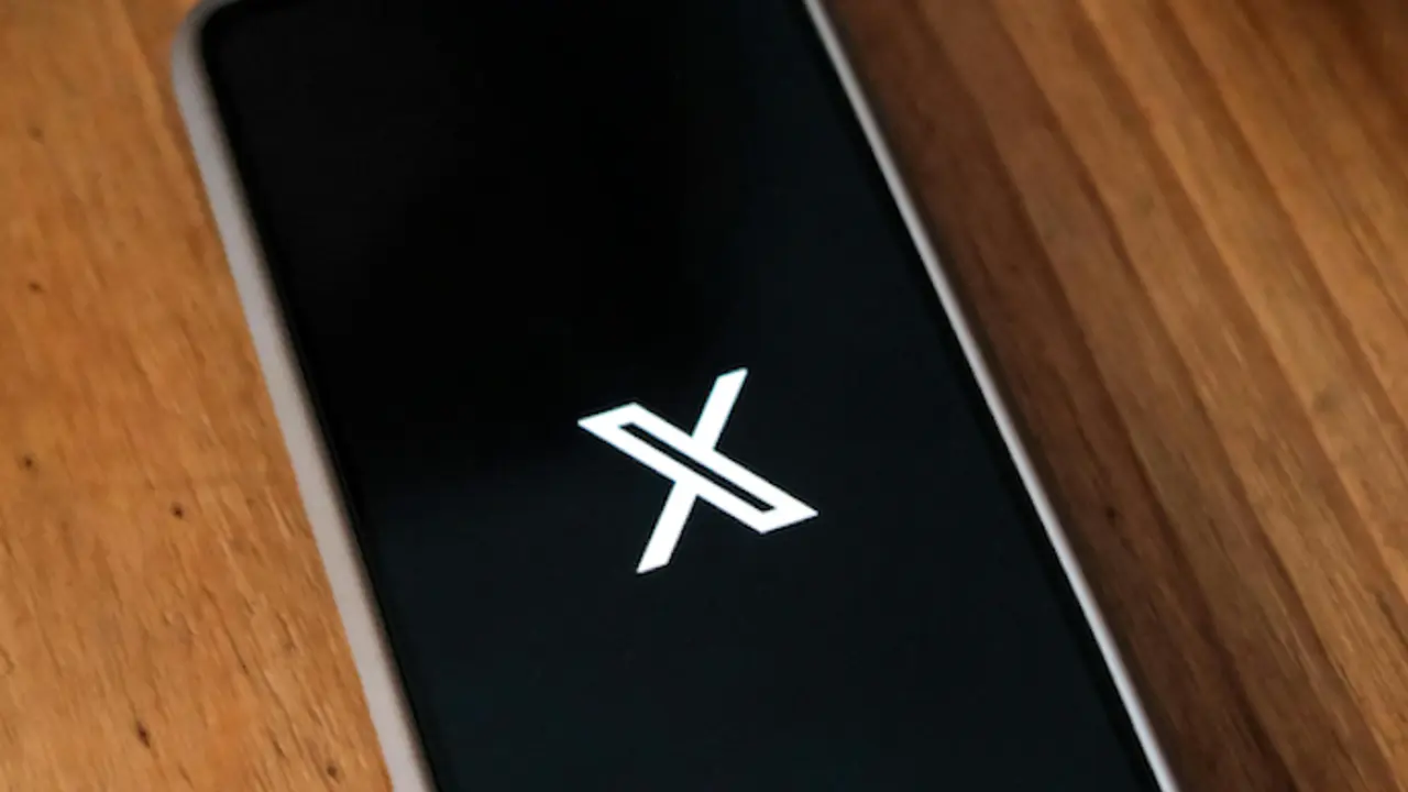 Un m&oacute;vil con la aplicaci&oacute;n 'X' de Elon Musk. / A.E