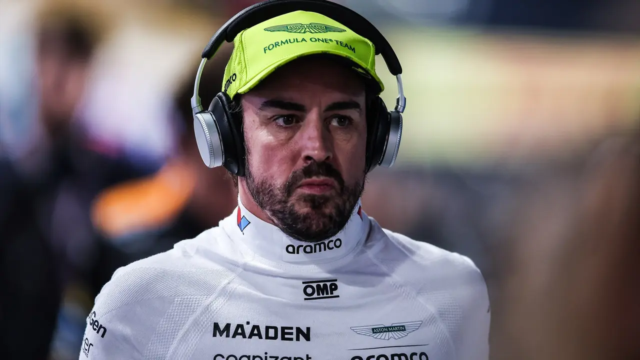 Fernando Alonso concentrado antes del GP de Qatar. / EP