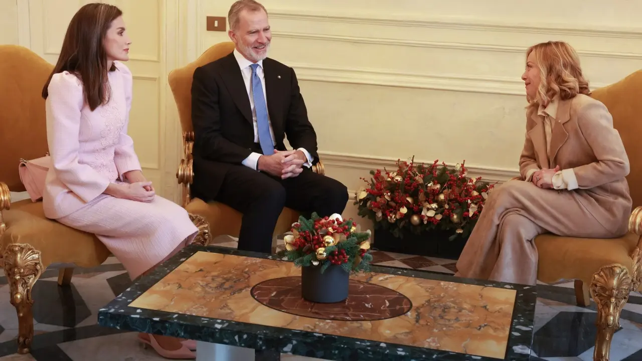 Los Reyes Felipe VI y Letizia se re&uacute;nen con la primera ministra italiana, Giorgia Meloni, durante su visita de Estado a Italia. / CASA S. M. EL REY