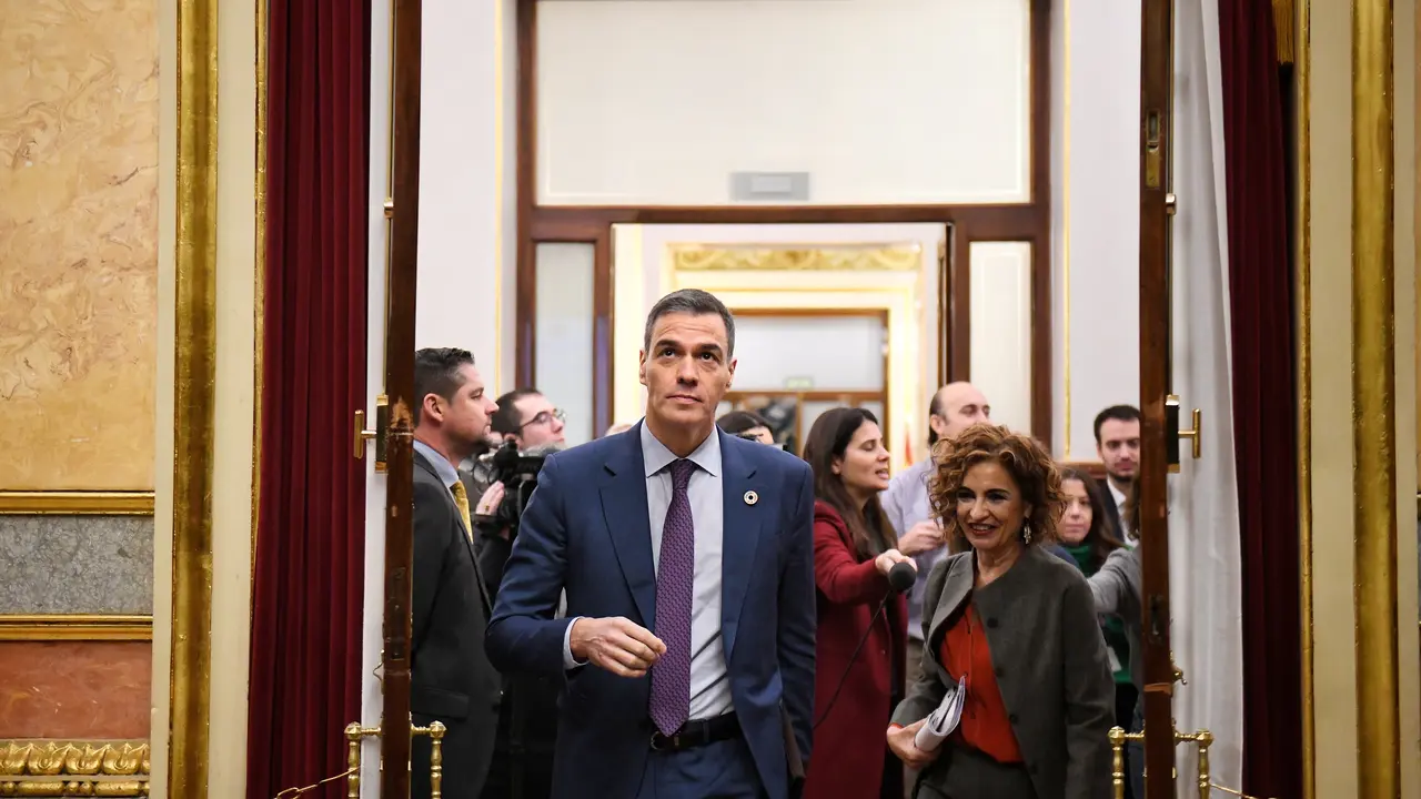 El presidente del Gobierno, Pedro S&aacute;nchez y la vicepresidenta primera y ministra de Hacienda, Mar&iacute;a Jes&uacute;s Montero, llegan a una sesi&oacute;n de control. / Fernando S&aacute;nchez