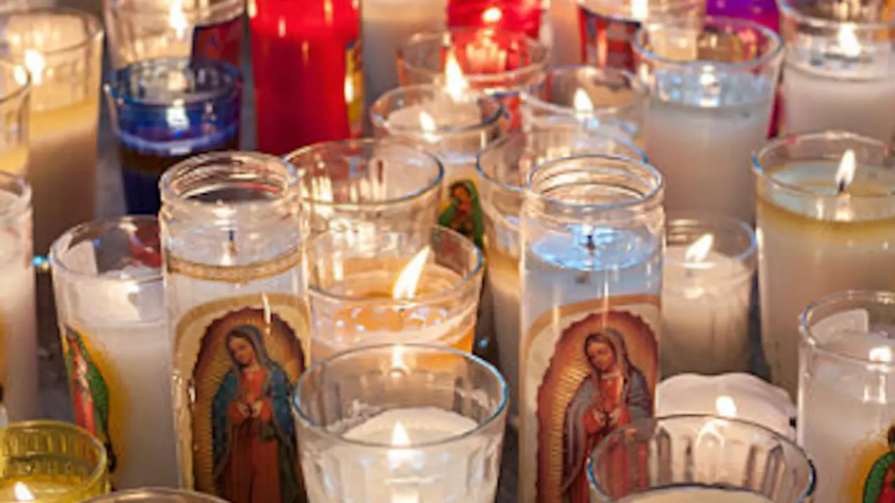 Velas con la cara de la Virgen de Guadalupe. / A.E