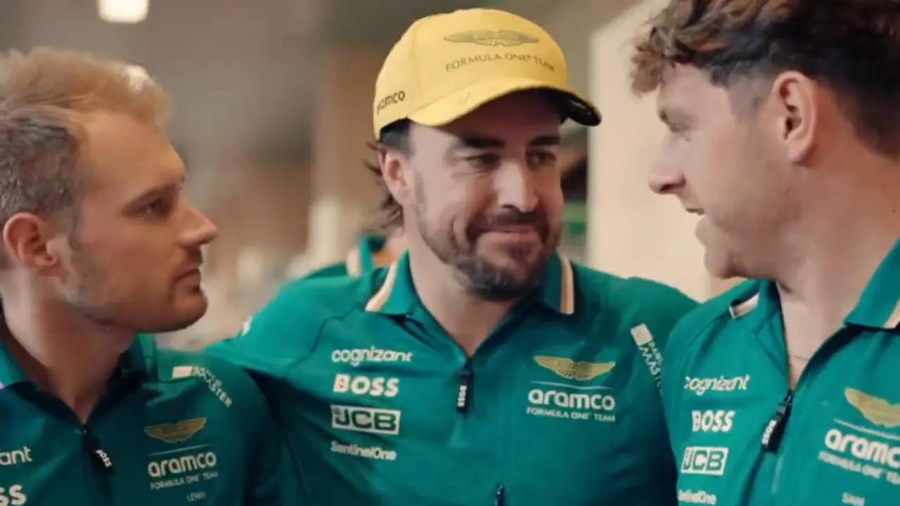 Alonso con parte del equipo de Aston Martin. / Red X