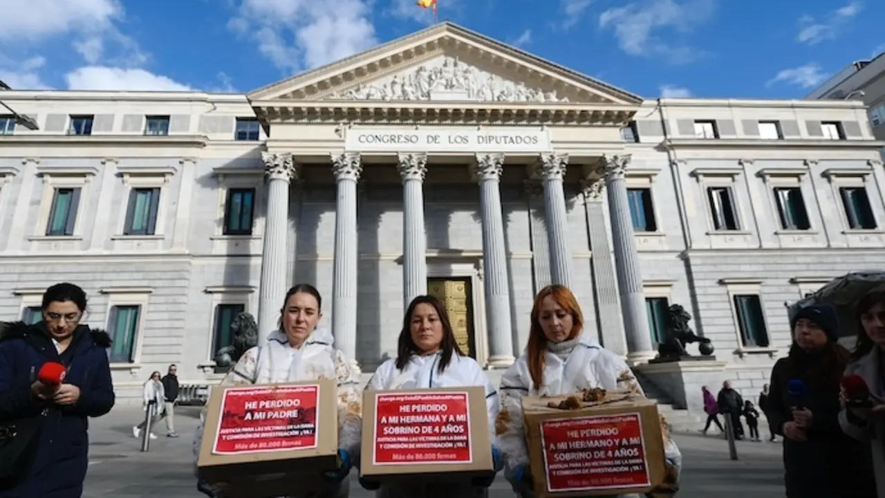 (I-D) Las afectadas por la DANA, Meri Gonz&aacute;lez, Maite Pag&aacute;n y Yolanda Garrido, antes de la entrega en el congreso m&aacute;s de 65.000 firmas pidiendo justicia para las v&iacute;ctimas de la DANA y para abrir una investigaci&oacute;n por la gesti&oacute;n, en el congreso de los diputados, a 12 de diciembre de 2024, en Madrid (Espa&ntilde;a). La hija de un hombre fallecido en la DANA que en octubre arras&oacute; la provincia de Valencia registra en el Congreso de los Diputados m&aacute;s de 65.000 firmas recogidas en la plataforma change.org que apoyan su petici&oacute;n de justicia y de apertura de una comisi&oacute;n de investigaci&oacute;n. La DANA del 29 de octubre ha dejado un balance de al menos 222 fallecidos, cuatro desaparecidos y m&aacute;s de 80 municipios valencianos arrasados por el agua y el fango, muchos de los cuales todav&iacute;a pugnan por volver a una m&iacute;nima normalidad.

Alberto Ortega / Europa Press
12 DICIEMBRE 2024;FAMILIARES;FALLECIDOS;DANA;CONGRESO;FIRMAS;INVESTIGACI&Oacute;N
12/12/2024