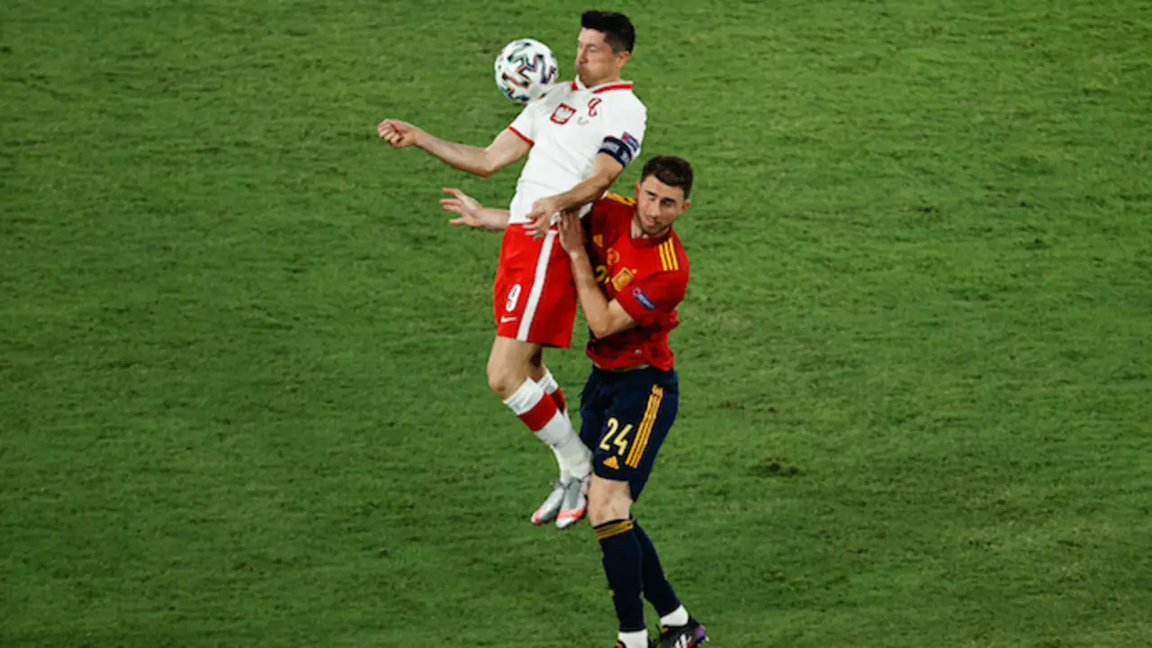 Robert Lewandowski y Aymeric Laporte. / Archivo / EP