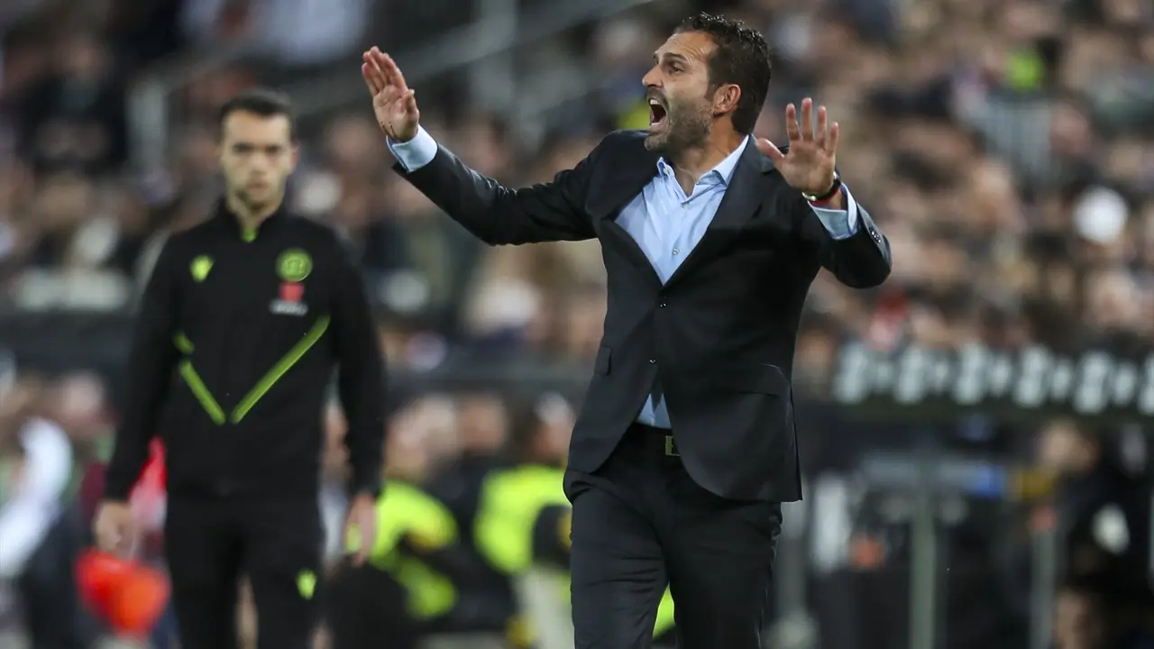 El entrenador del Valencia, Rub&eacute;n Baraja, durante un partido. / EP