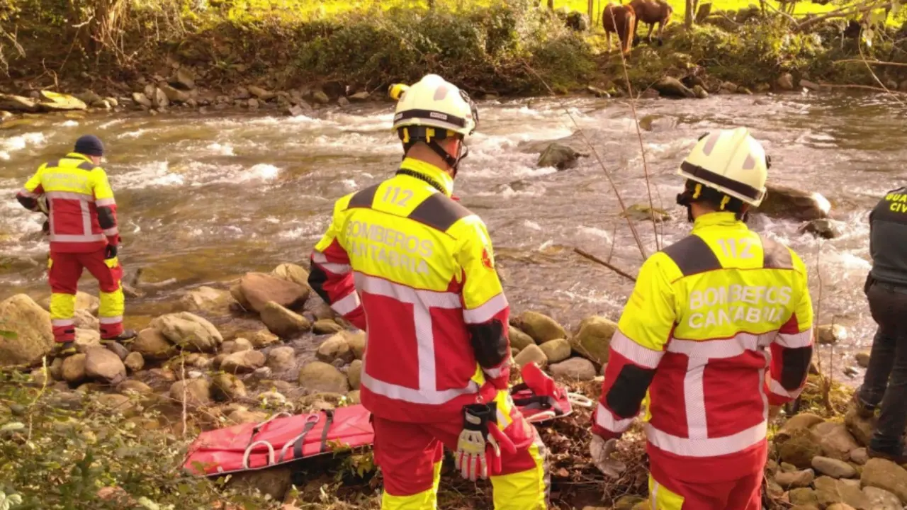Los servicios de emergencia trabajan en el rescate del cuerpo del hombre de 82 a&ntilde;os hallado en el r&iacute;o Magdalena, en Entrambasmestas. / 112 Cantabria.