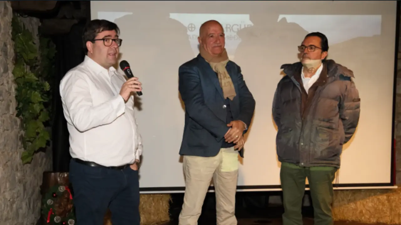 El director c&aacute;ntabro, Richard Zubelzu en la presentaci&oacute;n del documental.