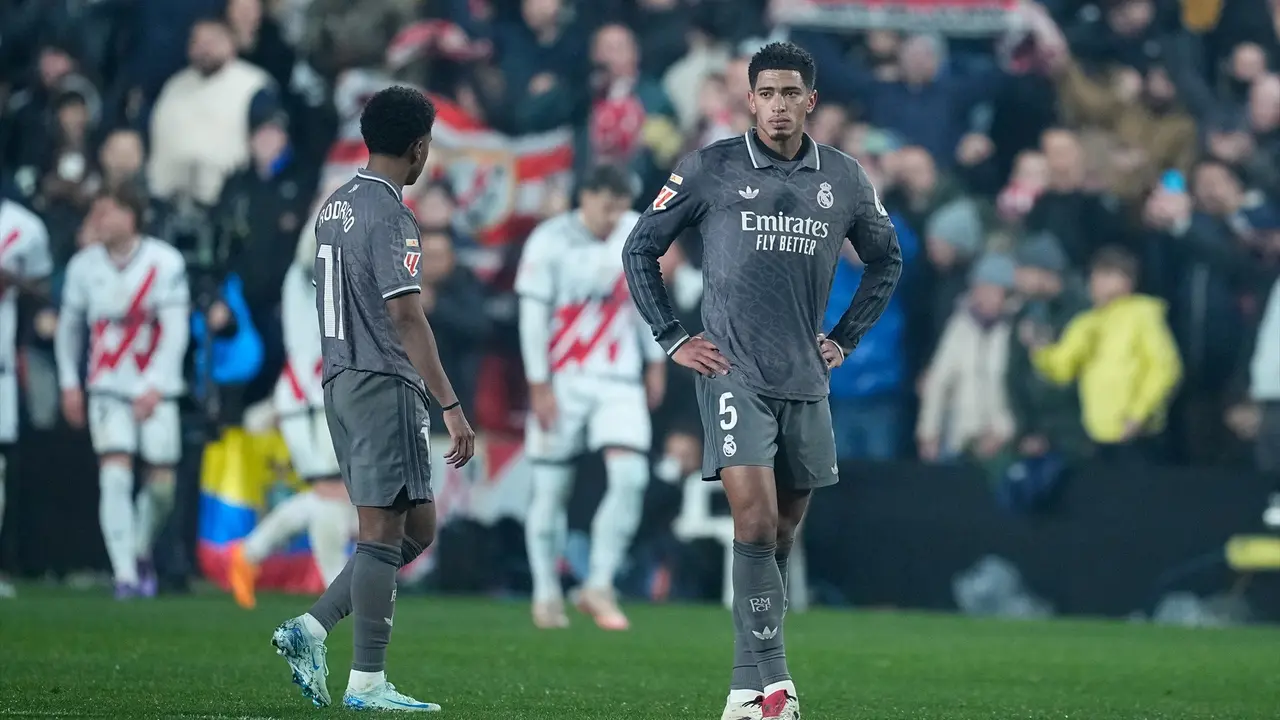 Bellingham se lamenta tras uno de los goles del Rayo. / Oscar J. Barroso