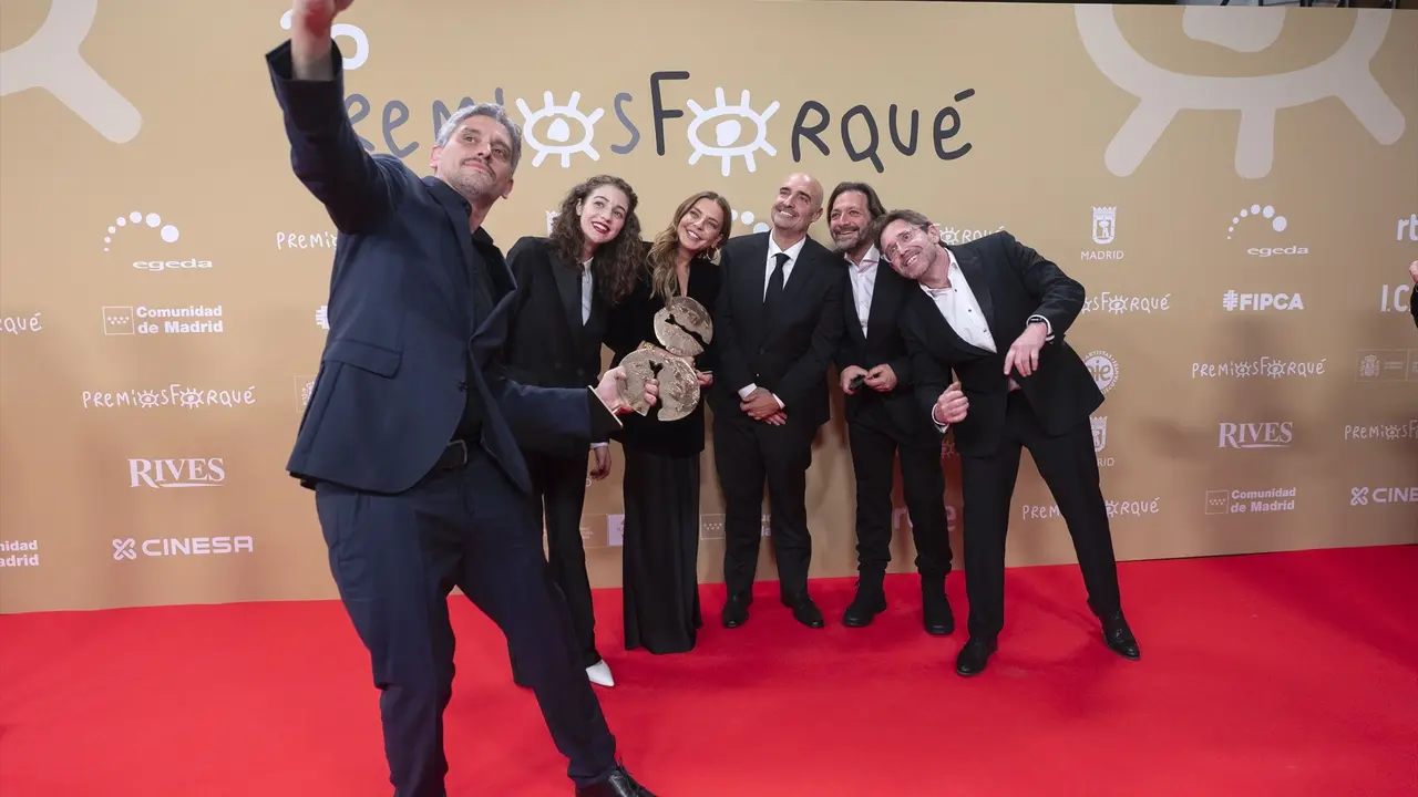 Parte del equipo de la pel&iacute;cula 'El 47' se hace un selfie con los premios a Mejor largometraje de ficci&oacute;n y Premio al cine en educaci&oacute;n y valores. Alberto Ortega