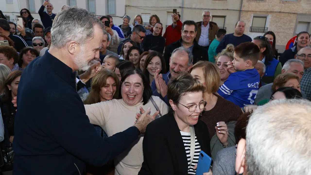 El Rey Felipe VI saluda durante la visita a la localidad de Letur, tres semanas después de la DANA. / EP