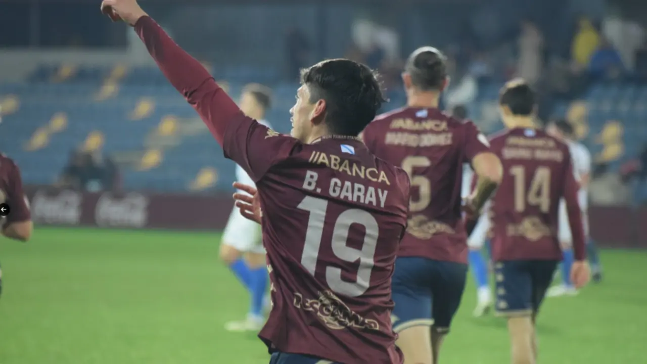Los jugadores del Pontevedra tras marcar el gol, durante el partido ante la Gimn&aacute;stica de Torrelavega. / X
