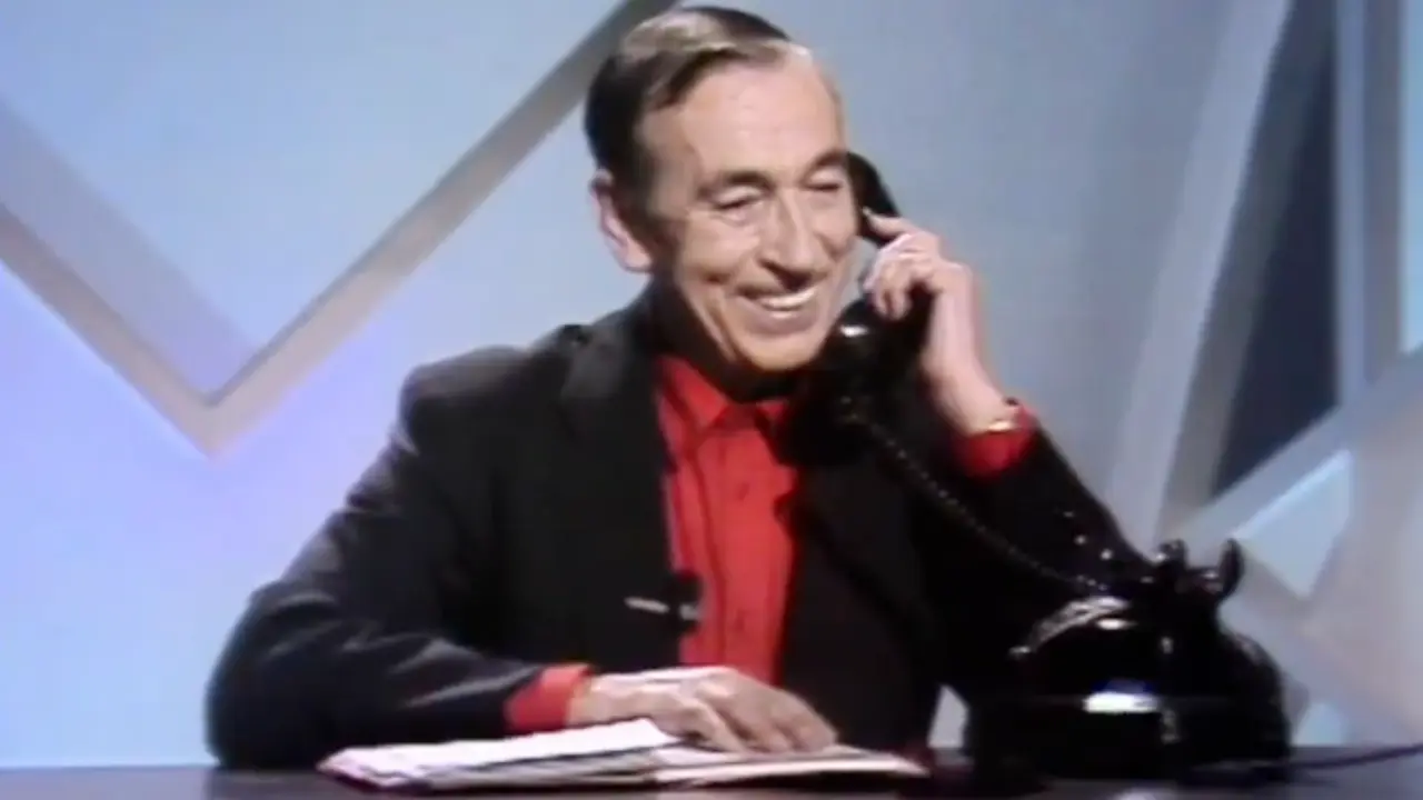 Miguel Gila, humorista legendario, conocido por su irreverente comedia que transformaba la tragedia en risa, en uno de sus emblem&aacute;ticos mon&oacute;logos.