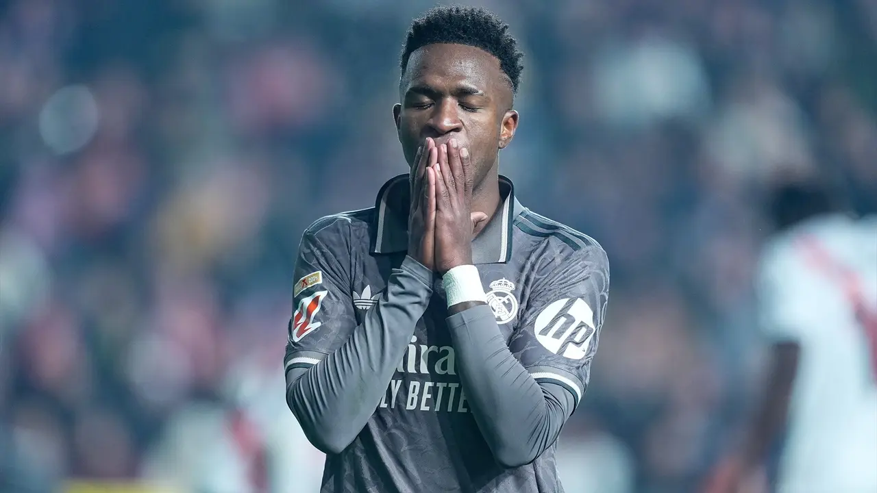 Vinicius Junior, jugador del Real Madrid, lamenta una acci&oacute;n durante el partido de LaLiga EA Sports entre el Rayo Vallecano y el Real Madrid, disputado en el Estadio de Vallecas. Foto: AFP7 / Europa Press