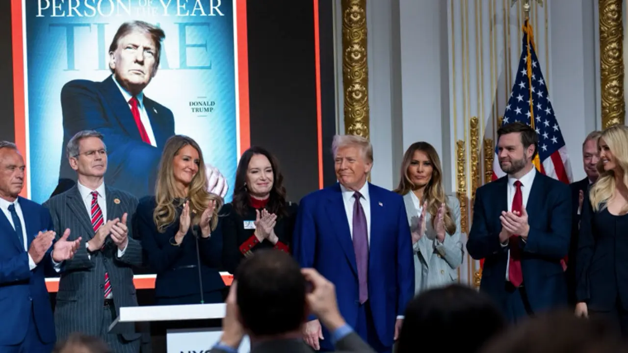 Donald Trump, acompa&ntilde;ado por miembros de su gabinete, durante la ceremonia de entrega del premio "Persona del A&ntilde;o" de la revista TIME en la Bolsa de Nueva York (NYSE), en Nueva York.  / X