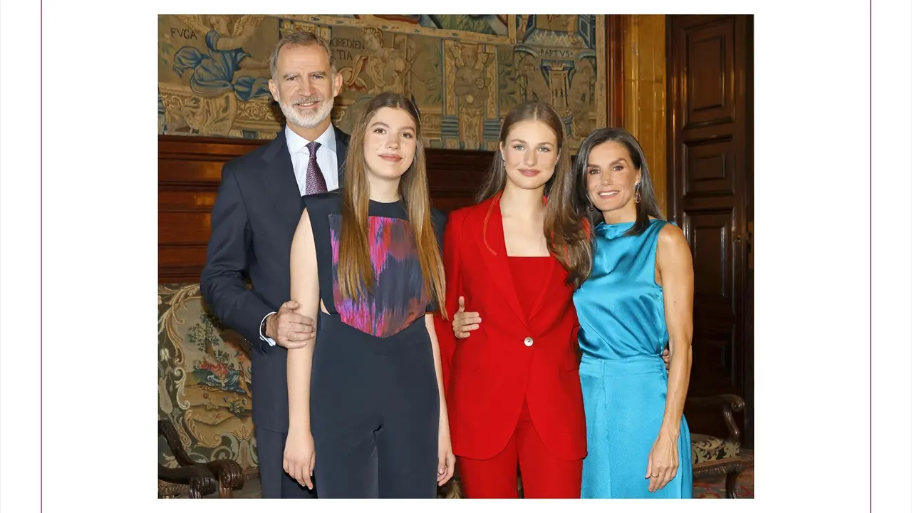 Los Reyes Don Felipe y Do&ntilde;a Letizia felicitan la Navidad junto a sus hijas la Princesa Leonor y la Infanta Sof&iacute;a. / Casa Real