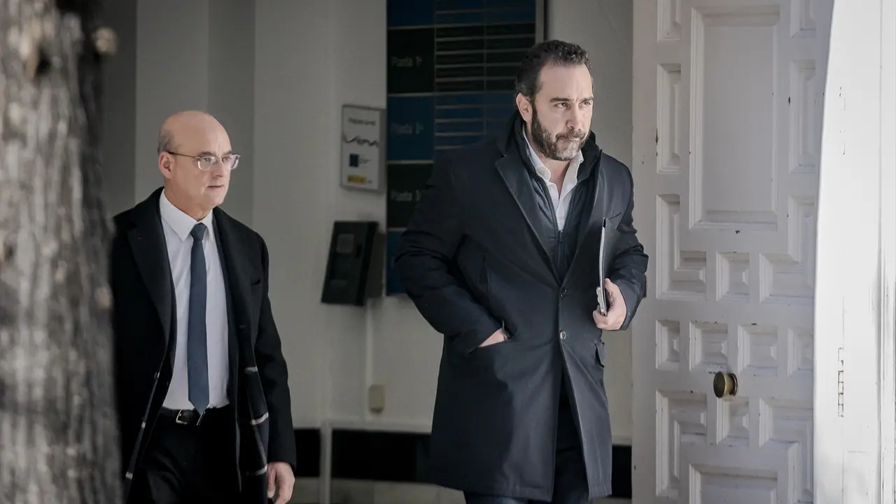 El abogado de V&iacute;ctor de Aldama, Jos&eacute; Antonio Chocl&aacute;n (i) y el empresario V&iacute;ctor de Aldama (d), salen del Tribunal Supremo. / A. P&eacute;rez Meca