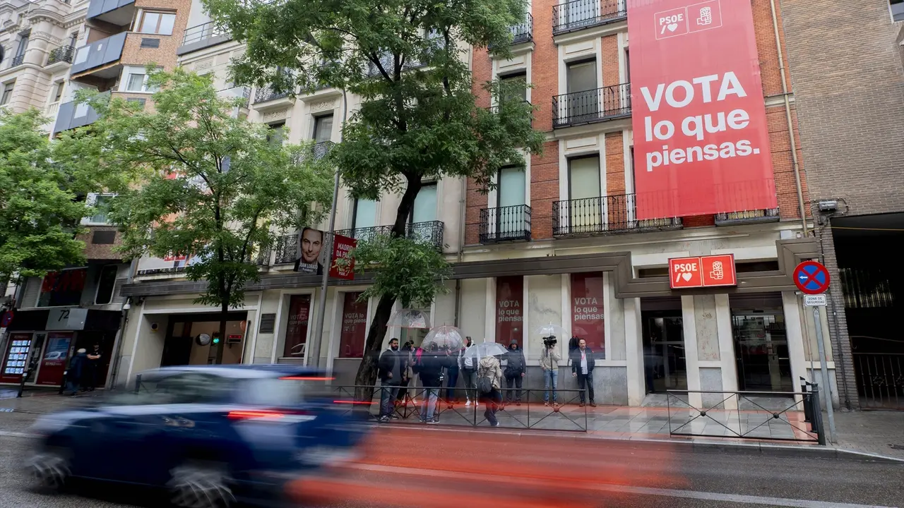 Fachada de la sede del PSOE durante el seguimiento de la jornada electoral en la sede federal del PSOE. / Alberto Ortega