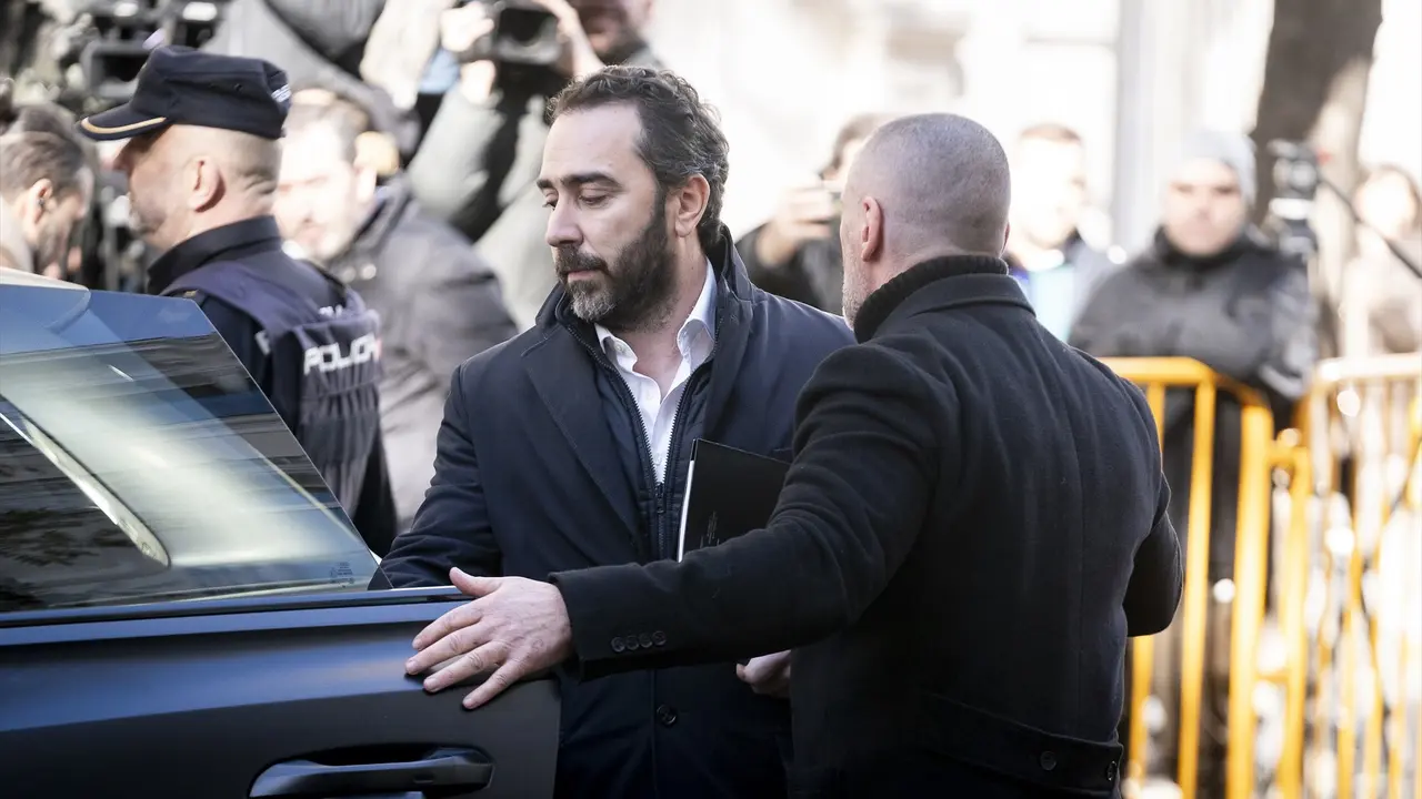 El empresario V&iacute;ctor de Aldama (c) y el l&iacute;der de Desokupa, Daniel Esteve (d), salen del Tribunal Supremo. / A. P&eacute;rez Meca
