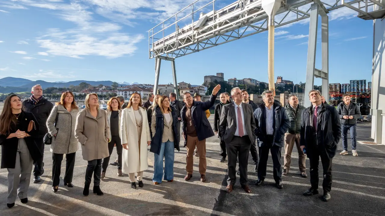 La presidenta de Cantabria, Mar&iacute;a Jos&eacute; Sa&eacute;nz de Buruaga, durante la visita a la f&aacute;brica de hielo de San Vicente de la Barquera. / EP