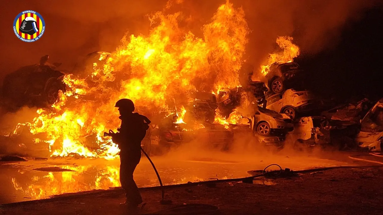 Los bomberos tratan de sofocar el fuego. / @BombersValencia