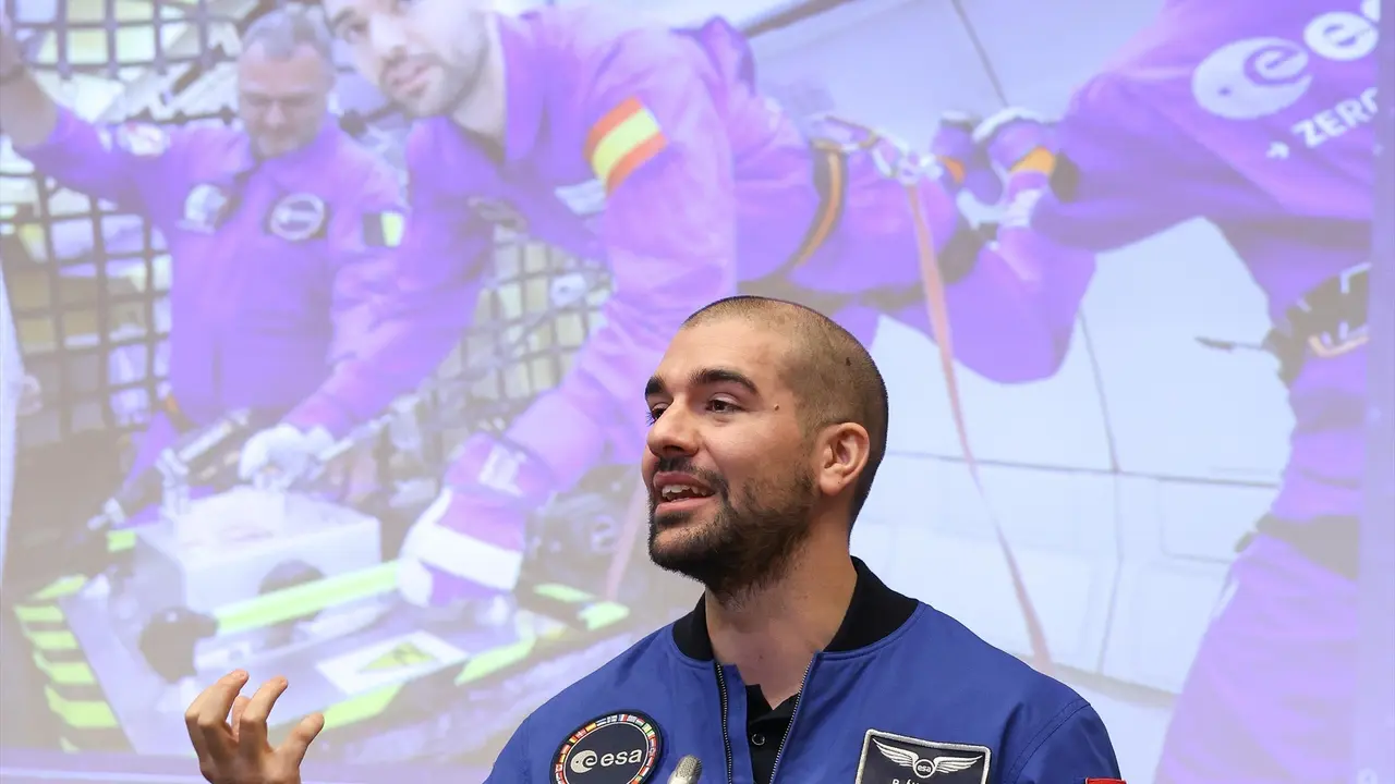 C&oacute;digo:
6410959
Fecha:
17/12/2024
Dimensiones:
3770 x 2953 (823,2 KB.)
Fotos del Tema:
9
Pie de Foto:
El astronauta de carrera de la ESA, Pablo &Aacute;lvarez. / Marta Fern&aacute;ndez