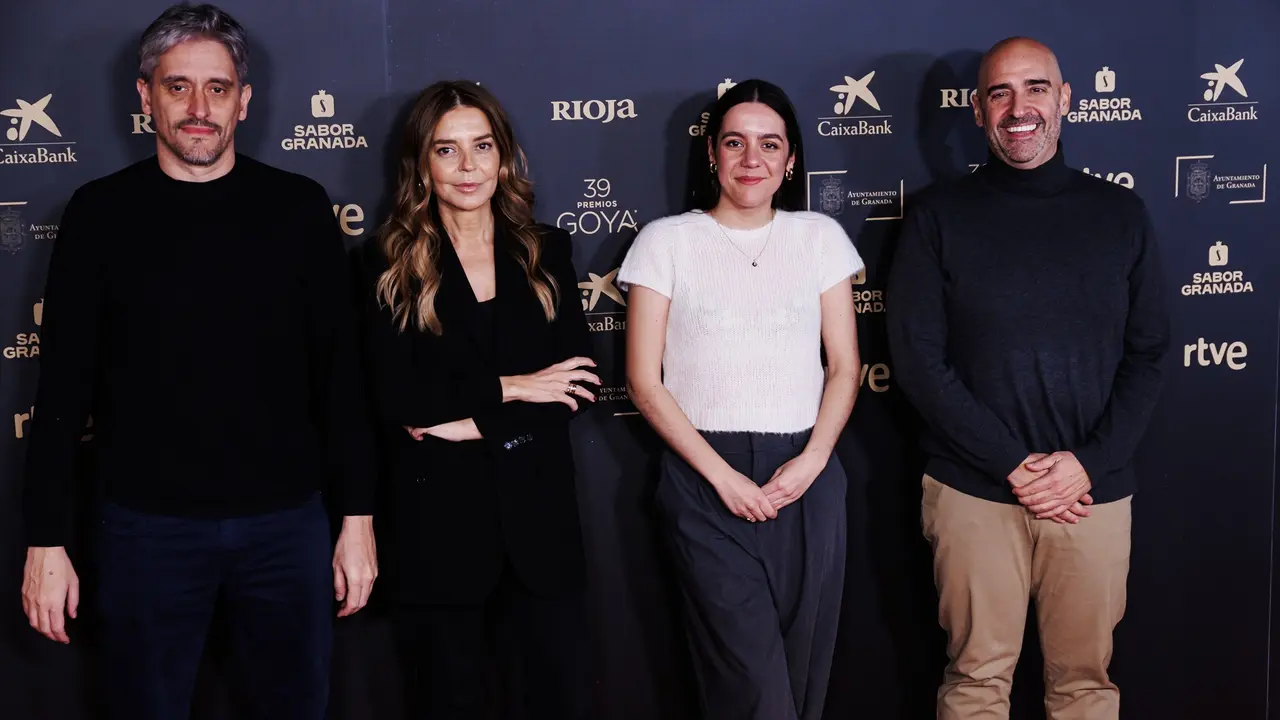 El equipo de 'El 47' posa tras la presentaci&oacute;n de los nominados a la 39 edici&oacute;n de los Goya. EP